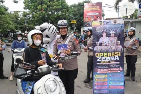 Polres Magetan membagikan bunga dan cokelat saat Operasi Zebra Semeru 2025