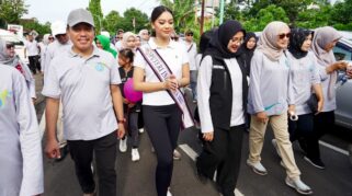 Parade hidup sehat HKN ke-61 Banyuwangi bersama Bupati Ipuk dan Puteri Indonesia.