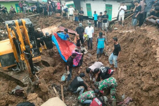 Proses evakuasi korban banjir dan longsor di Sumatera Utara