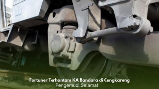 Mobil Toyota Fortuner ringsek setelah tertabrak KA Bandara di perlintasan Jembatan Gantung, Cengkareng.