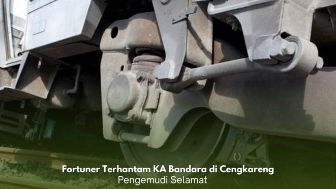 Mobil Toyota Fortuner ringsek setelah tertabrak KA Bandara di perlintasan Jembatan Gantung, Cengkareng.