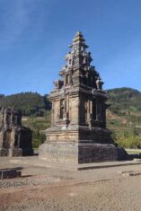 Panorama kompleks Candi Arjuna di Dataran Tinggi Dieng