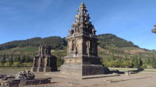 Serba-serbi dan Fakta Menarik Candi Arjuna Dieng Panorama kompleks Candi Arjuna di Dataran Tinggi Dieng