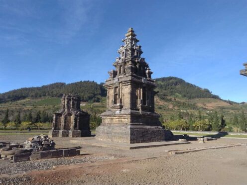 Panorama kompleks Candi Arjuna di Dataran Tinggi Dieng