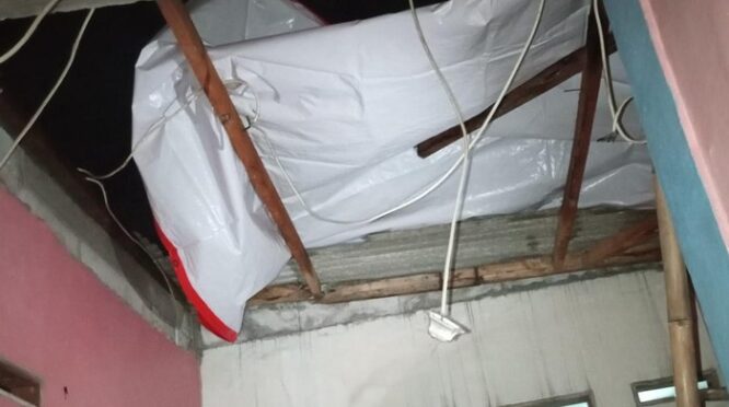 Rumah warga rusak akibat angin kencang di Bogor