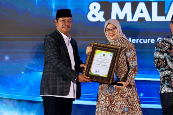 Bupati Banyuwangi menerima Anugerah Tanda Cinta PAI 2025 dari Kemenag RI.