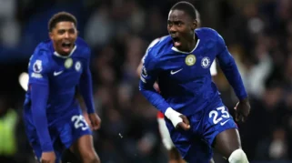 Pemain Arsenal dan Chelsea berebut bola dalam laga Liga Inggris di Stamford Bridge