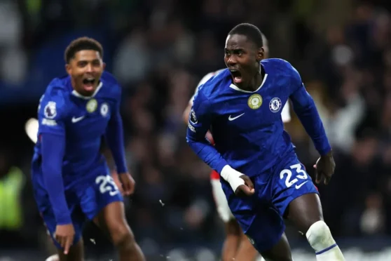 Pemain Arsenal dan Chelsea berebut bola dalam laga Liga Inggris di Stamford Bridge