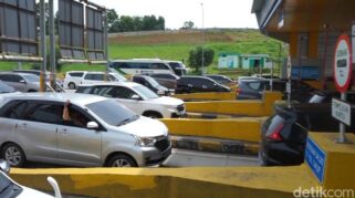 Kemacetan kendaraan di jalan tol saat libur Natal