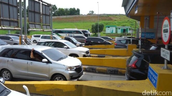 Kemacetan kendaraan di jalan tol saat libur Natal