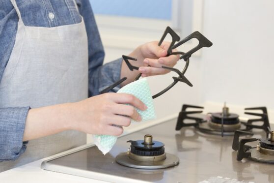 Ilustrasi kompor gas di dapur yang menghasilkan polusi udara dalam ruangan.