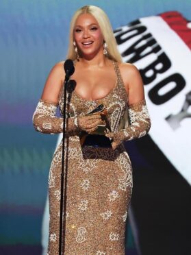 Beyoncé resmi jadi musisi miliarder dunia