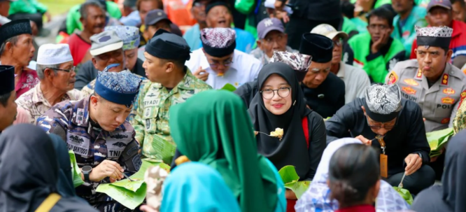 Bupati Banyuwangi Ipuk Fiestiandani sarapan nasi bungkus bersama warga saat Harjaba ke-254.