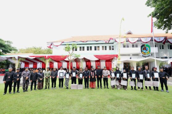 Bupati Banyuwangi Ipuk Fiestiandani menyerahkan penghargaan Harjaba ke-254