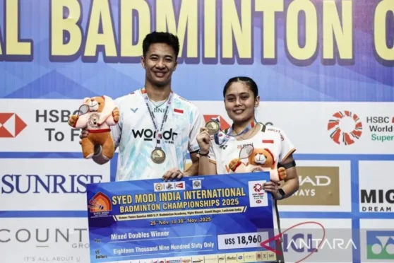 Dejan Ferdinansyah dan Bernadine Anindya merayakan gelar Syed Modi 2025