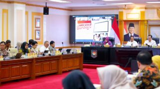 Bupati Banyuwangi memaparkan keberhasilan digitalisasi bansos Banyuwangi di hadapan Mendagri dan KPTDP.