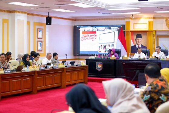 Bupati Banyuwangi memaparkan keberhasilan digitalisasi bansos Banyuwangi di hadapan Mendagri dan KPTDP.