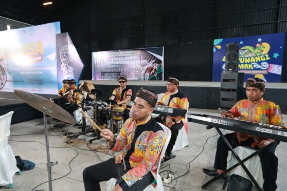 Anak-anak disabilitas tampil dalam Festival Kita Bisa di Banyuwangi Park.