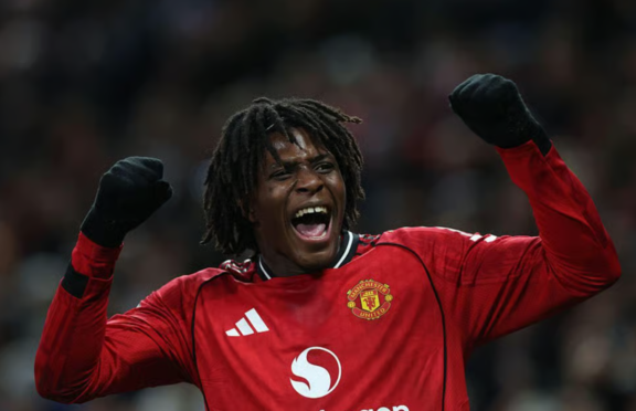 Patrick Dorgu mencetak gol untuk Manchester United melawan Newcastle