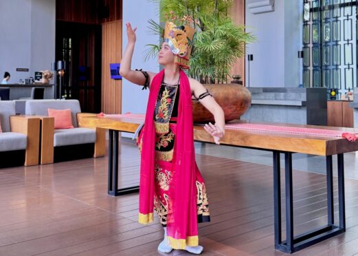 Ikon Gandrung Kokoon Hotel menyambut tamu dengan kostum tradisional Banyuwangi.