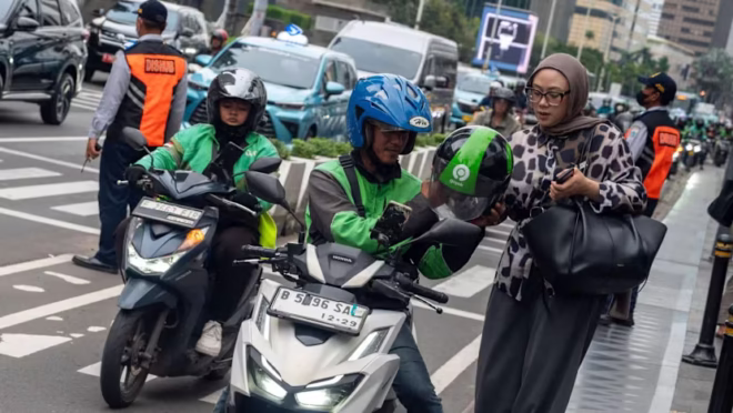 Logo GoTo dan Grab yang sering dikaitkan dengan pembahasan rencana merger.