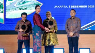 Bupati Banyuwangi Ipuk Fiestiandani menerima penghargaan Most Inspiring Tourism Leader 2025