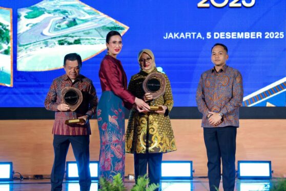 Bupati Banyuwangi Ipuk Fiestiandani menerima penghargaan Most Inspiring Tourism Leader 2025