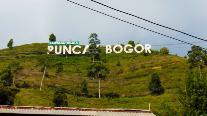 Kondisi jalur Puncak II yang rawan longsor dan minim penerangan menjelang libur Nataru 2025.