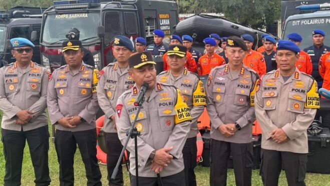 Kapolda Riau Irjen Herry Heryawan memimpin apel antisipasi banjir akibat pembukaan Waduk Koto Panjang