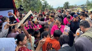 Kapolri meninjau posko pengungsian Aceh Tamiang dan menyalurkan bantuan.