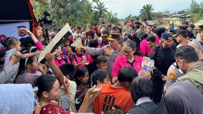 Kapolri meninjau posko pengungsian Aceh Tamiang dan menyalurkan bantuan.