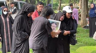 Karina Ranau menangis saat antar jenazah Epy Kusnandar di TPU Jeruk Purut