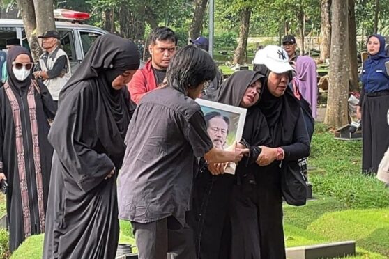 Karina Ranau menangis saat antar jenazah Epy Kusnandar di TPU Jeruk Purut