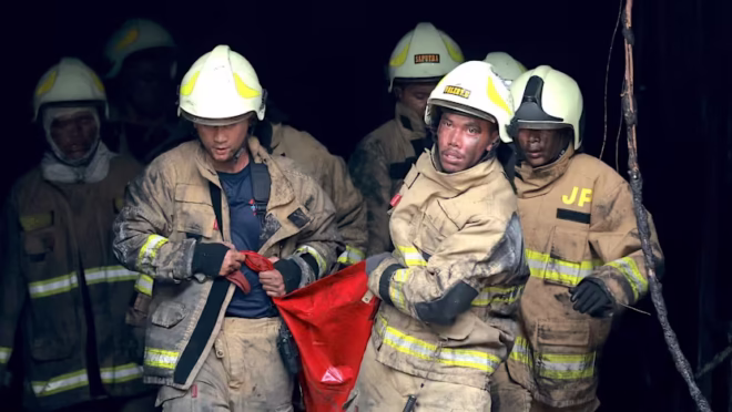 Kondisi kebakaran gedung Terra Drone di Kemayoran, Jakarta Pusat, dengan petugas damkar melakukan evakuasi.