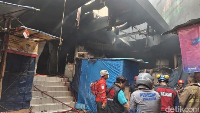 Petugas damkar memadamkan kebakaran di Pasar Anyar Bogor