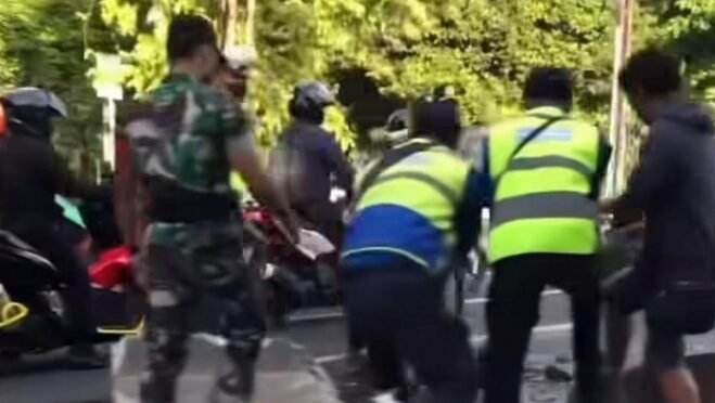 Truk boks tabrak separator busway di Jatinegara