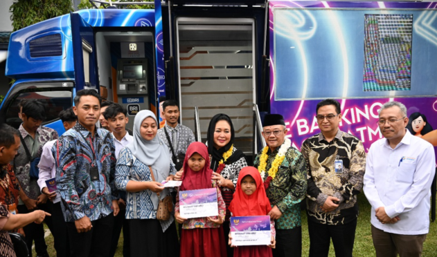 Mendikdasmen Abdul Mu’ti menyerahkan bantuan PIP kepada siswa di Sleman