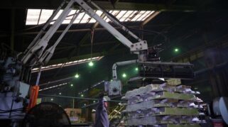 Pabrik pengolahan aluminium INALUM sebagai produsen utama aluminium nasional.