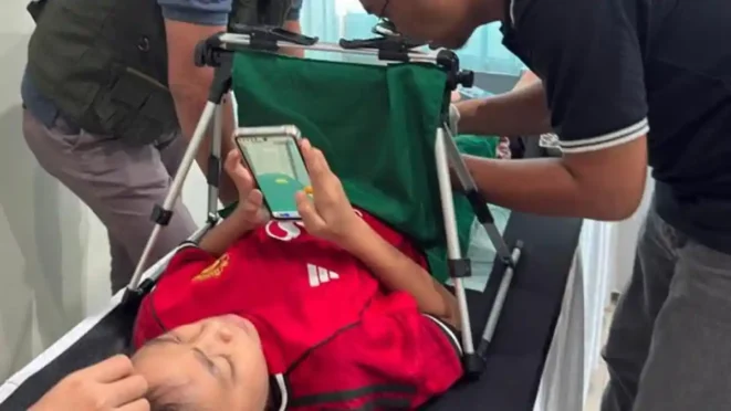 Anak-anak mengikuti khitan massal gratis di Kantor DLU Ketapang Banyuwangi