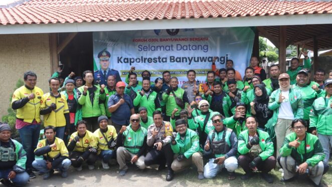 Kapolresta Banyuwangi bersama komunitas ojol saat kopdar akhir tahun