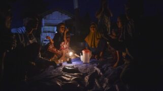 Tenaga medis menangani warga terdampak banjir di Sumatera