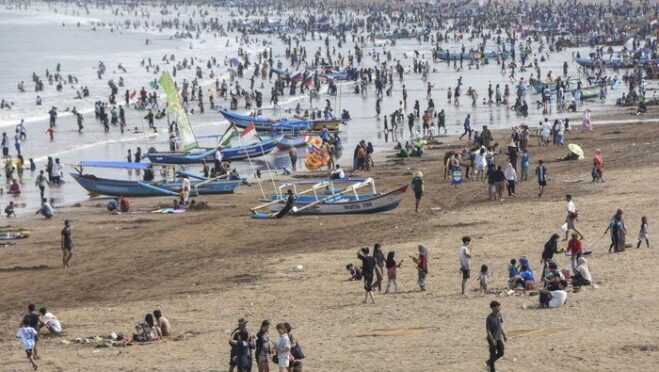 Kepadatan lalu lintas jalur wisata Jawa Barat saat libur Nataru