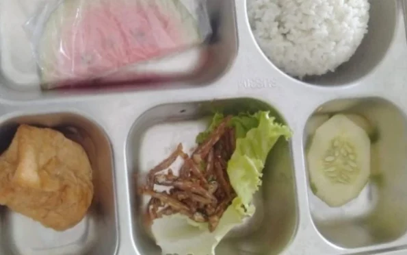 Menu MBG Patoman Barat yang viral karena dinilai tidak layak.