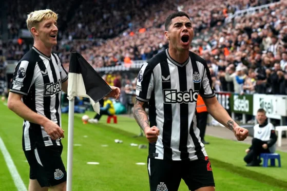 Pemain Newcastle United merayakan gol ke gawang Burnley di Turf Moor