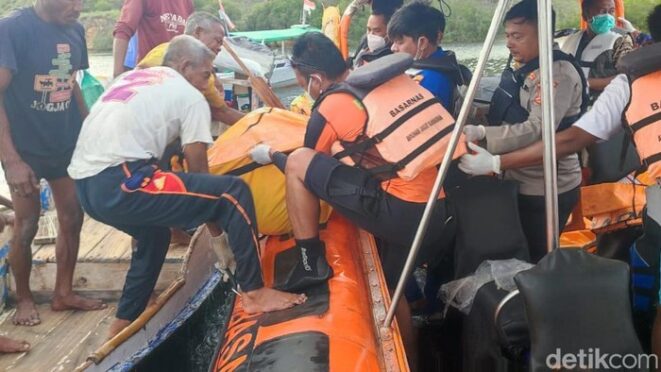 Operasi pencarian korban kapal wisata tenggelam di Selat Pulau Padar