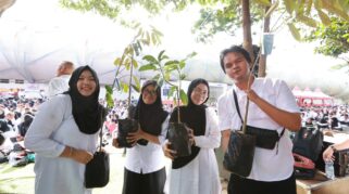 PPPK Paruh Waktu Banyuwangi serahkan bibit pohon