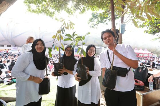 PPPK Paruh Waktu Banyuwangi serahkan bibit pohon