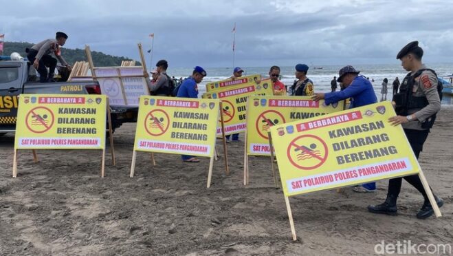 Polisi pasang spanduk larangan berenang di Pantai Pangandaran