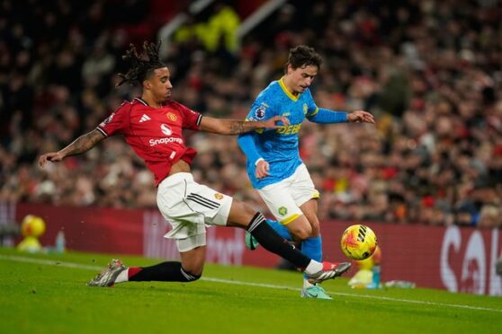 Pemain Manchester United dan Wolves berebut bola pada laga Liga Inggris di Old Trafford