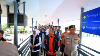 Kepala Basarnas RI, Gubernur Jawa Timur, dan Kapolda Jatim meninjau arus Natal dan Tahun Baru di Pelabuhan Ketapang Banyuwangi.